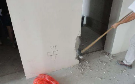 装修房子砸墙需不需要给物业说(装修房子砸墙,物业有权收费吗)