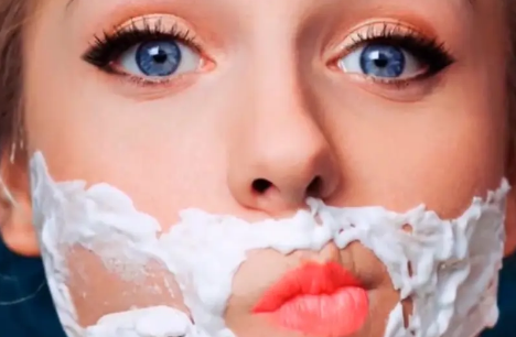 女孩子用刮眉刀可以刮胡子吗(女生的小胡子能用刮眉刀刮吗)