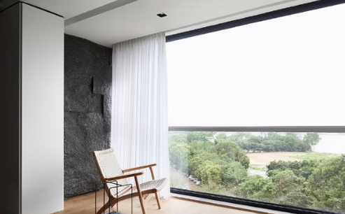 四楼封阳台用单层钢化玻璃安全吗(高层阳台用玻璃封闭安全吗) 四楼封阳台用单层钢化玻璃安全吗(高层阳台用玻璃封闭安全吗)