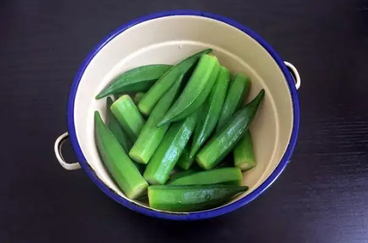 秋葵能切开焯水吗(秋葵切好了没焯水怎么办)