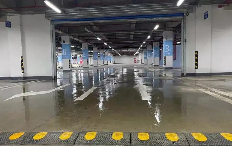 地下车库潮湿对车影响大吗(夏天地下车库潮湿对车有害吗)