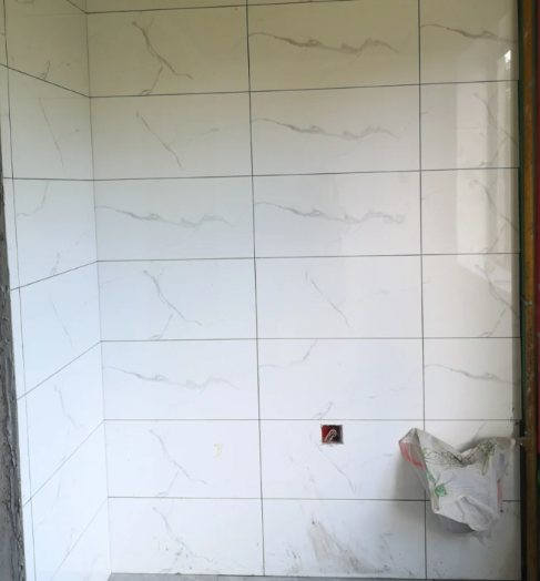 客厅和阳台瓷砖需要贴一样吗(阳台和客厅瓷砖不一样)