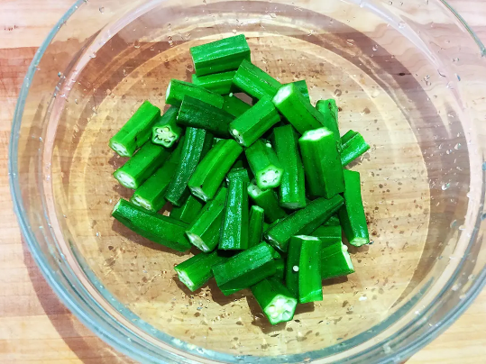 秋葵没焯水已经切好了怎么办(秋葵焯水后切还是切了焯水)