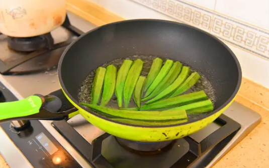 秋葵能切开焯水吗(秋葵切好了没焯水怎么办)