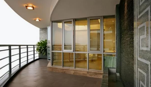 四楼封阳台用单层钢化玻璃安全吗(高层阳台用玻璃封闭安全吗) 四楼封阳台用单层钢化玻璃安全吗(高层阳台用玻璃封闭安全吗)