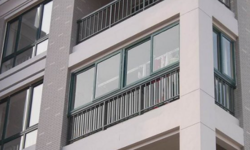 低楼层封阳台用什么材料好(高层楼房封阳台有哪几种材料)