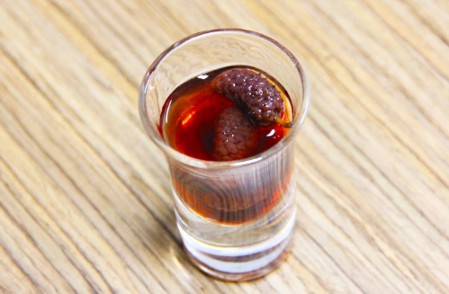 桑葚泡酒的正确方法(桑葚泡酒有什么功效和作用)