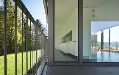 客厅和阳台瓷砖需要贴一样吗(阳台和客厅瓷砖不一样)