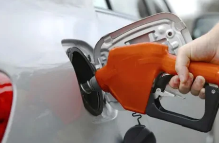 电车普及了油车会贬值吗(现在电车和油车)