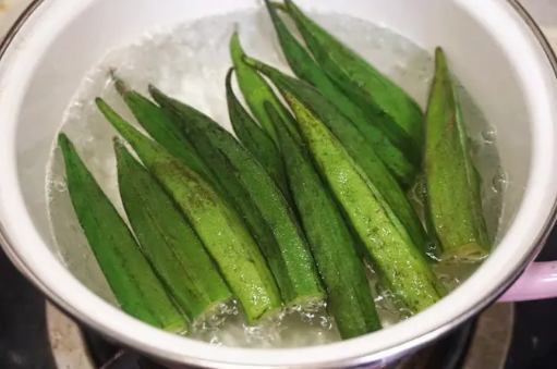 秋葵煮出来的水能喝吗(煮完秋葵的水有什么用处)