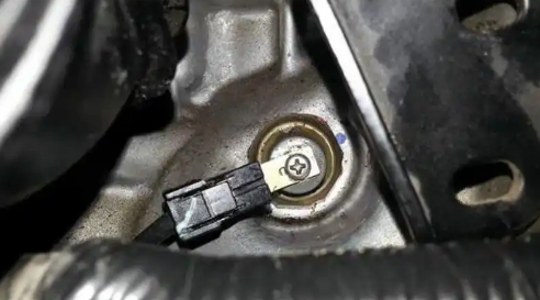 机油传感器坏了的症状(机油泵传感器坏了症状)