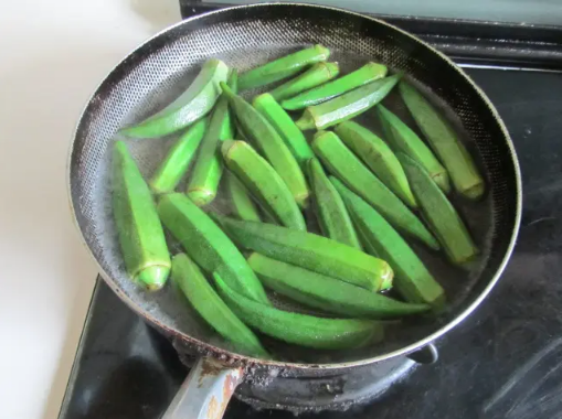 秋葵煮出来的水能喝吗(煮完秋葵的水有什么用处)