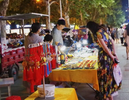 摆地摊卖什么最赚钱而且很受欢迎(大学生摆地摊卖什么最赚钱而且很受欢迎)