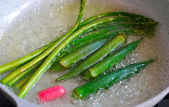 秋葵焯水要去掉蒂子吗(秋葵切断再焯水好吗)