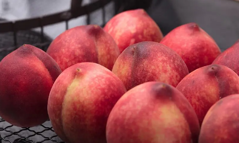 吃血桃要削皮吗(吃桃子刮皮吗) 吃血桃要削皮吗(吃桃子刮皮吗)