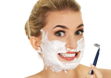 女孩子用刮眉刀可以刮胡子吗(女生的小胡子能用刮眉刀刮吗)