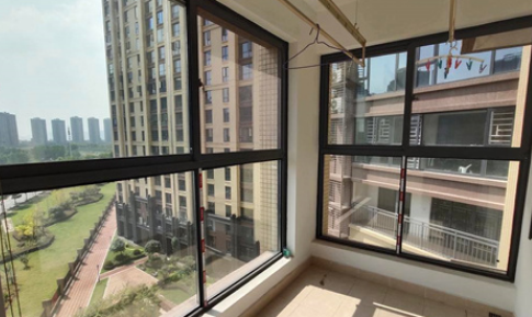 四楼封阳台要装防盗窗吗(封闭阳台还要装防盗窗吗)