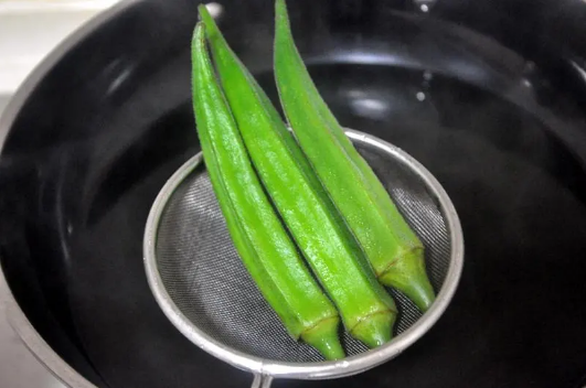 秋葵焯水的水能喝吗(秋葵可以焯水吃吗)