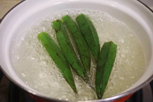 秋葵焯水后要过冷水吗(秋葵焯水不)