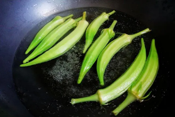 秋葵先切还是先焯水(秋葵先切再焯水)