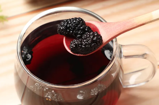 桑葚泡酒的正确方法(桑葚泡酒有什么功效和作用)