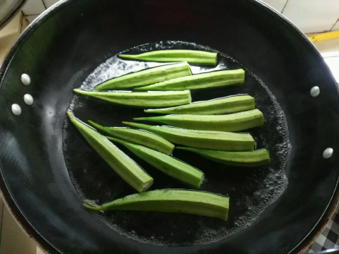秋葵焯水用放盐吗(秋葵焯水为什么要放盐)