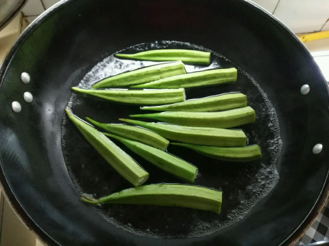 秋葵焯水为什么要放油(秋葵焯水放油有什么作用)