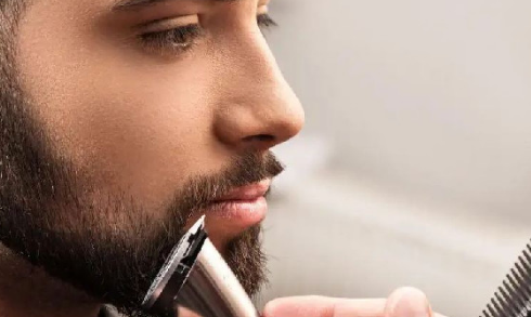 刮胡子前用热毛巾敷会好刮点吗(用热毛巾敷胡子后能用电动刮胡刀刮吗)