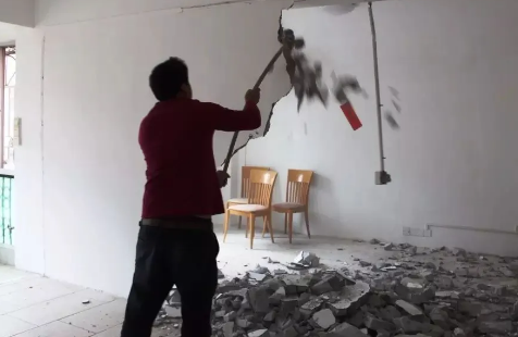 装修房子砸墙需不需要给物业说(装修房子砸墙,物业有权收费吗)