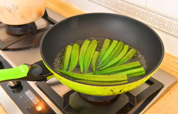 秋葵焯水用冷水还是热水(秋葵必须用水焯一下么)