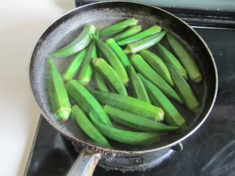 秋葵焯水用冷水还是热水(秋葵必须用水焯一下么) 秋葵焯水用冷水还是热水(秋葵必须用水焯一下么)