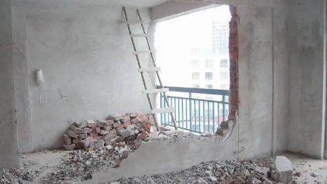 装修房子砸墙需不需要给物业说(装修房子砸墙,物业有权收费吗)