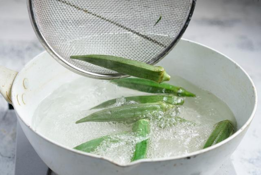 秋葵可以不焯水直接炒着吃吗(秋葵必须焯水才能炒吗)