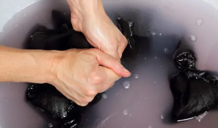 血桃汁弄到衣服上能洗掉吗(衣服上染上桃汁了怎么清洗)