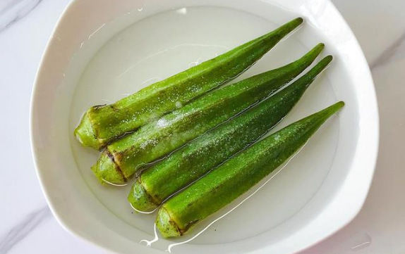 秋葵焯水用放盐吗(秋葵焯水为什么要放盐)