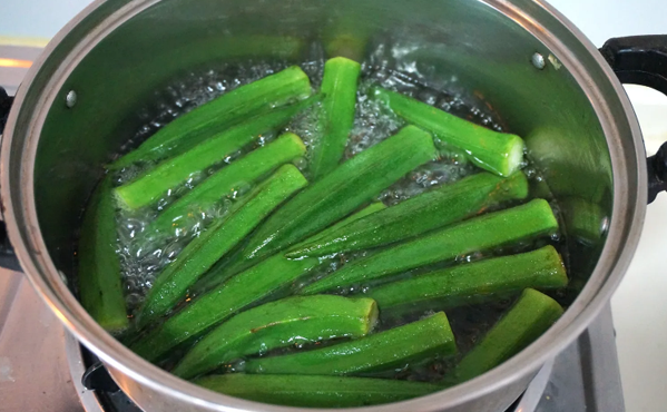秋葵焯过水隔夜还可以吃吗(秋葵焯水能放第二天吗)
