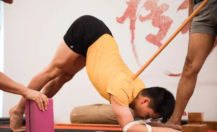 瑜伽十字棍坚持多久能减肥(瑜伽十字棍使用方法)