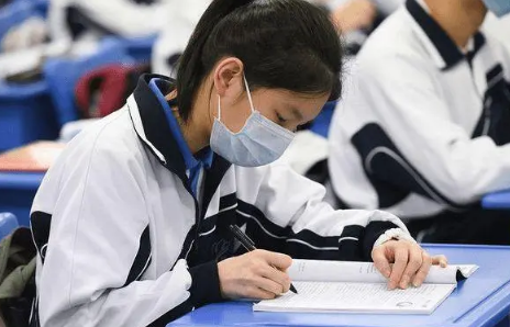 2022中考通知书是到学校领取还是送到家里(中考入学通知书什么时候能收到)