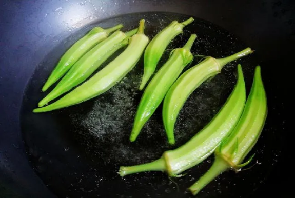 秋葵焯水前去蒂还是焯水后去蒂(秋葵是先焯水还是先切开)