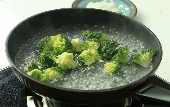 焯过秋葵的水可以焯西兰花吗(做秋葵需要焯水吗)