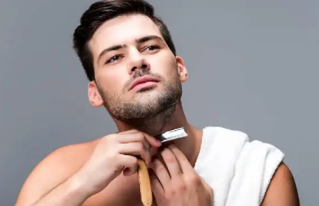 刮胡子要顺着刮还是逆着刮(刮胡子是顺刮还是逆刮)