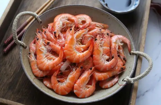 虾煮熟后能放冰箱多久(虾煮熟了放冰箱能放多久)