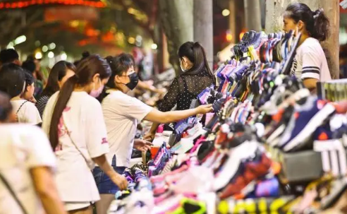 摆地摊卖什么最赚钱而且很受欢迎(大学生摆地摊卖什么最赚钱而且很受欢迎)