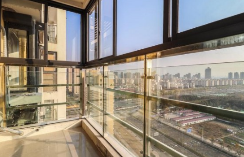 低楼层封阳台用什么材料好(高层楼房封阳台有哪几种材料)