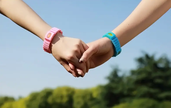 驱蚊手环带左手还是右手(驱蚊手环靠什么驱蚊)