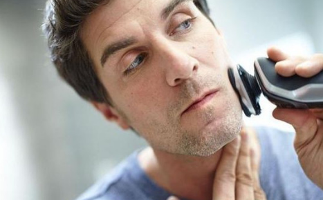 刮胡子要顺着刮还是逆着刮(刮胡子是顺刮还是逆刮)