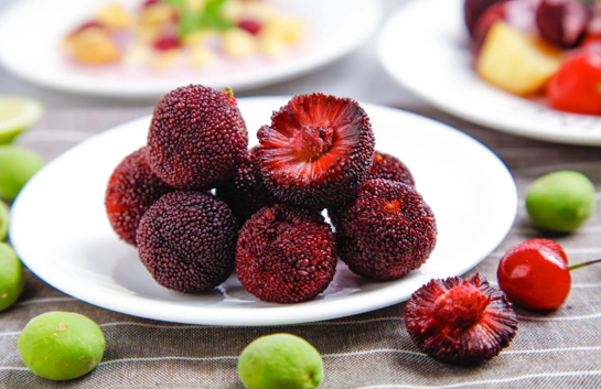 冰冻杨梅怎么吃比较好(冷冻的杨梅怎么吃)