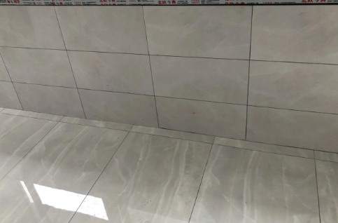 客厅和阳台瓷砖需要贴一样吗(阳台和客厅瓷砖不一样)