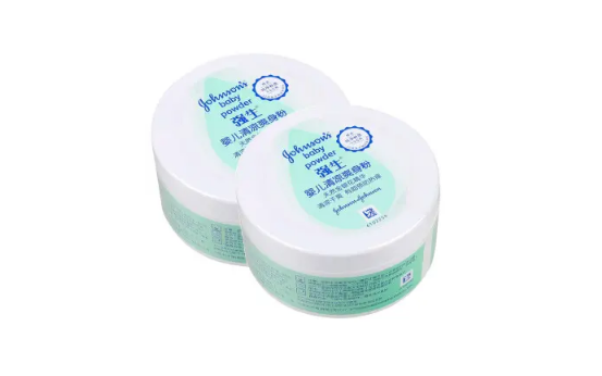 爽身粉擦头发有危害吗(爽身粉弄头发)