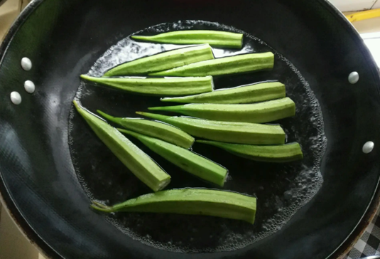 秋葵先切还是先焯水(秋葵先切再焯水) 秋葵先切还是先焯水(秋葵先切再焯水)